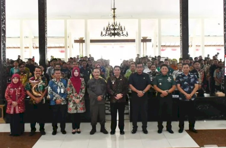 Pj Bupati Bondowoso, Muhammad Hadi Wawan Guntoro bersama para kades/ist