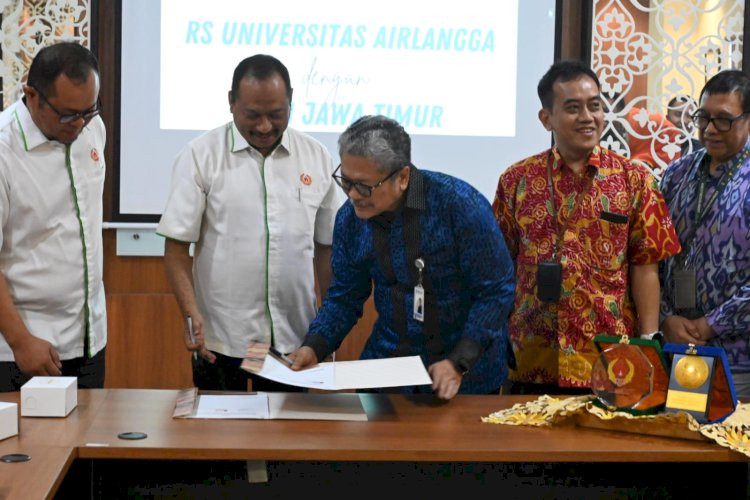 Penandatanganan kerjasama dilakukan di Ruang Prabu RSUA Surabaya antara Ketua Umum KONI Jatim Muhammad Nabil dan Direktur RSUA Prof Dr dr Nasronudin, SpPD, K-PTI/Ist