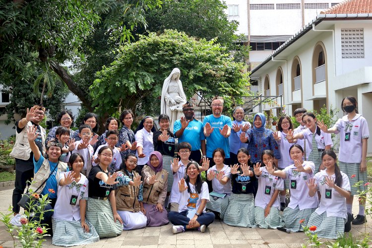 Teks foto: Pelajar SMP Santa Maria Kota Surabaya bersama UNICEF/Ist