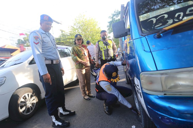 Teks foto: Penindakan jukir liar di kawasan Stasiun Surabaya Pasar Turi dan Jalan Kranggan, samping BG Junction Mal/RMOLJatim