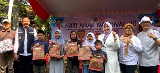 Pj Wali Kota Malang Dr Ir Wahyu Hidayat bersama Bunda PAUD Kota Malang Dra Hj Hanik Andriani saat menyerahkan bantuan secara simbolis/Ist
