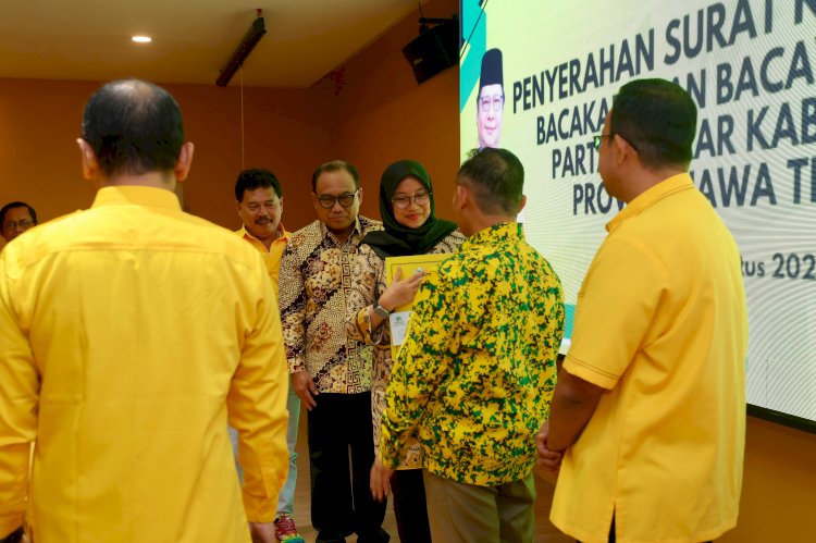 Ipuk Fiestiandani saat menerima rekom dari Golkar 