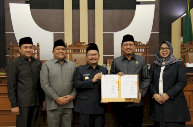 Ketua DPRD Kabupaten Pasuruan saat memberikan berkas KUA-PPAS 2025