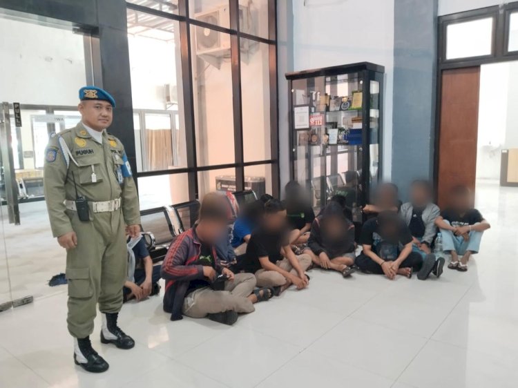 Teks foto: Satpol PP Surabaya mengamankan 13 orang saat pesta miras/ist