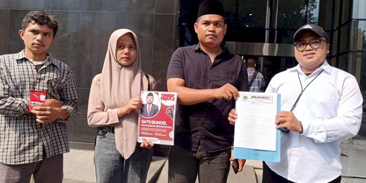 Mahasiswa dan pemuda membawa 1 bundel bukti laporan dugaan Korupsi kuota haji di gedung KPK/RMOL