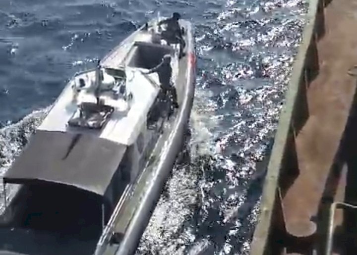 Kapal Bakamla saat menangkap Kapal Suryani Ladjoni/ 