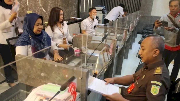 JPU Kejari Surabaya saat mendaftarkan kasasi ke sentra pelayanan satu pintu PN Surabaya Senin (5/8)/Ist