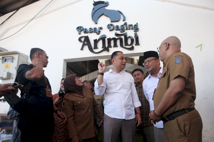 Teks foto: Wali Kota Eri tinjau Pasar Daging Arimbi Pegirian/RMOLJatim