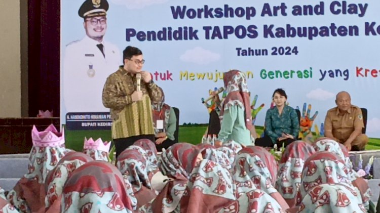 Foto : Bupati kediri saat bertemu dengan ratusan tenaga pendidik Tapos 