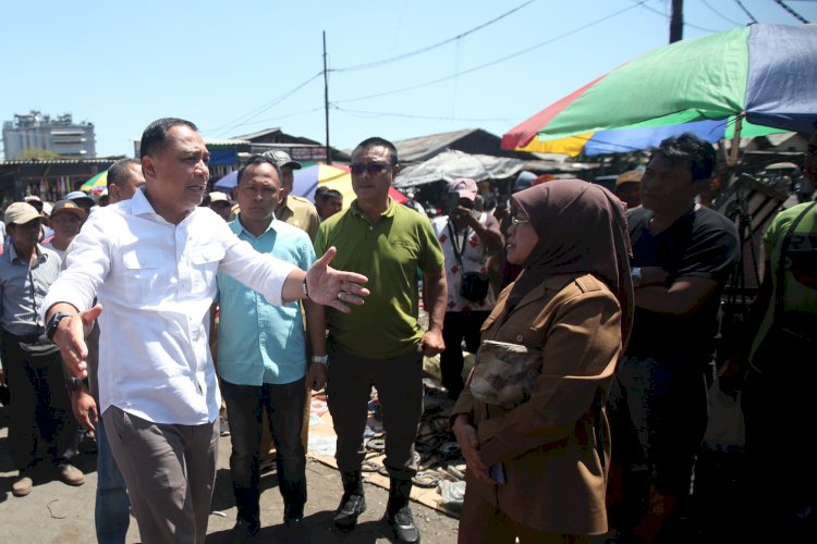 Teks foto: Wali Kota Eri sidak di Pasar Loak Dupak/RMOLJatim