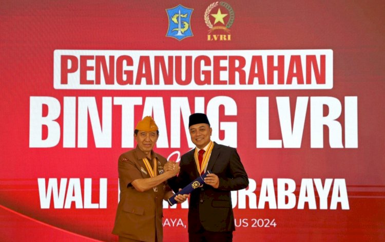 Wali Kota Surabaya Eri Cahyadi saat menerima penghargaan tertinggi Bintang LVRI dari Legiun Veteran/ist