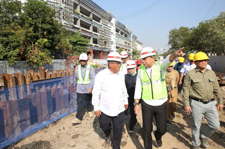 Teks foto: Wali Kota Eri meninjau pembangunan tunnel atau terowongan pejalan kaki yang menghubungkan TIJ dan KBS/RMOLJatim