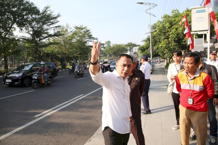 Teks foto: Wali Kota Eri didampingi Adi Gunita sidak persiapan pengerjaan pengaspalan dan box culvert di kawasan Jalan Ahmad Yani/RMOLJatim