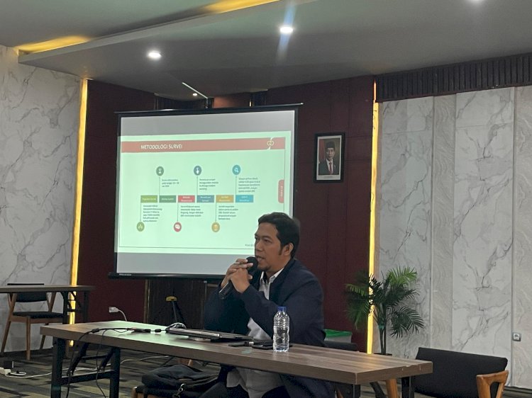 Direktur Diska Consulting, Achmad Syauqi memaparkan hasil survei pada akhir Juli di Aula Balesaji, Kabat/ist