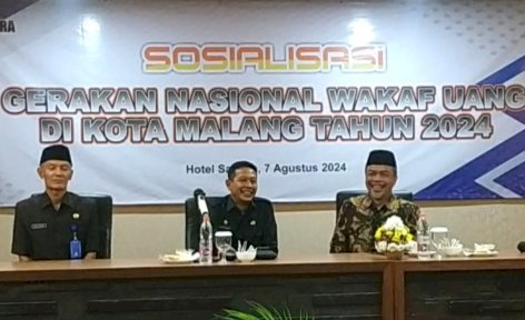 Pj Wali Kota MalangbWahyu Hidayat (tengah) dalam kegiatan sosialisasi gerakan nasional wakaf uang/RMOLJatim