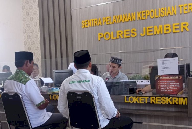 Ketua DPC PKB, Ayub Junaidi didampingi Pengurus DPC Dan DPAC PKB se Kabupaten Jember, saat melaporkan di Mapolres Jember/RMOLJatim