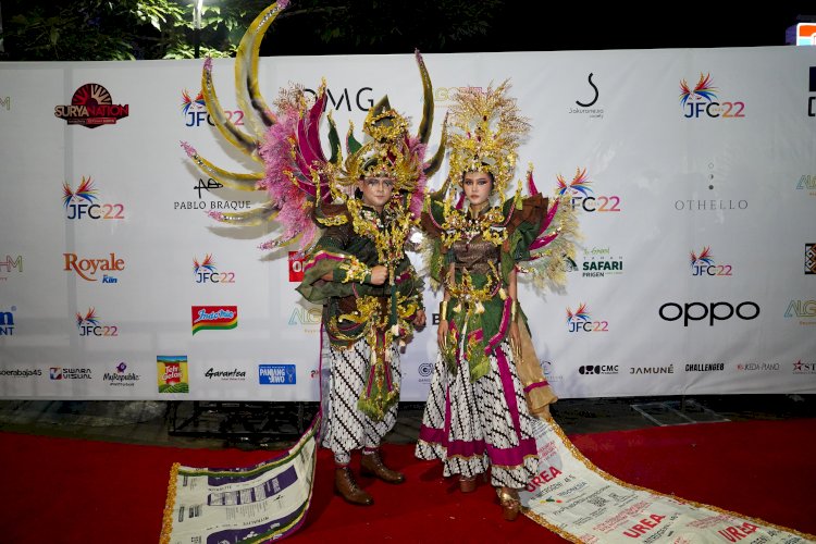 Dua Artwear karya UMKM Binaan Petrokimia Gresik saat ditampilkan di ajang JFC/Ast