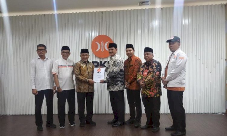 Presiden PKS Ahmad Syaikhu serahkan rekom ke Maidi dan Bagus Panuntun (BP) maju pilkada Kota Madiun / RMOLJatim