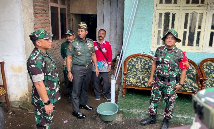 Aster Panglima TNI didampingi Dandim 0820 dan Para Petinggi TNI saat memantau hasil pembangunan TMMD/Ist
