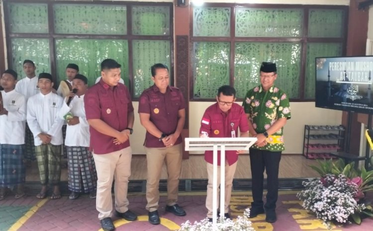 Kapala Kanwil Kemenkumham Jatim didampingi Sekda Kabupaten Pasuruan saat meresmikan bazar murah dan mushola/RMOLJatim