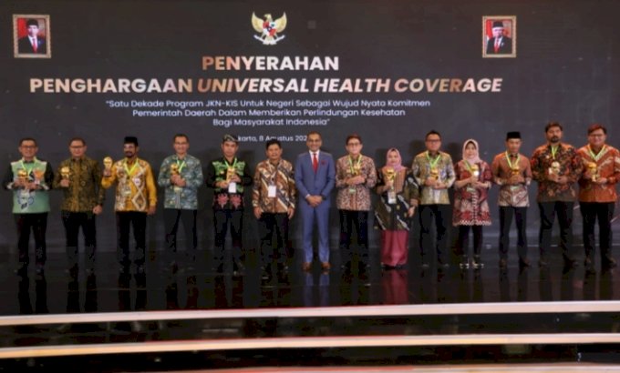 Nanik Sukristina menerima penghargaan UHCC Award Tahun 2024/ist
