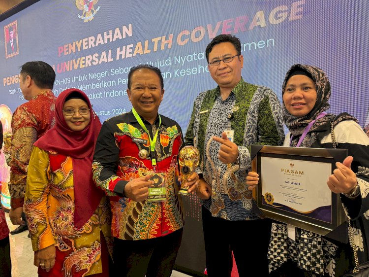 Bupati Jember Hendy Siswanto saat menerima penghargaan di Gedung The Krakatau, Grand Ballroom, Taman Mini Indonesia Indah, Jakarta/Ist