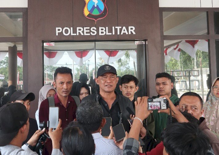Ketua Ratu Adil, Mohammad Trijanto saat mendatangi Polres Blitar/Ist