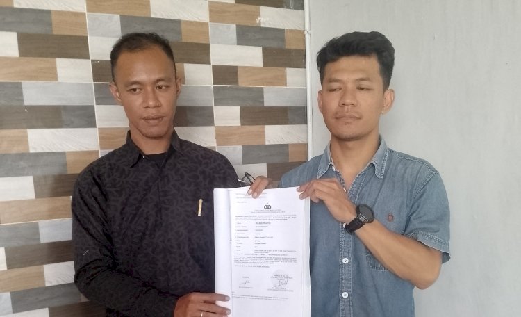 Nailul dan Eko Prastiyan menunjukkan bukti laporan ke Polda Jatim/RMOLJatim