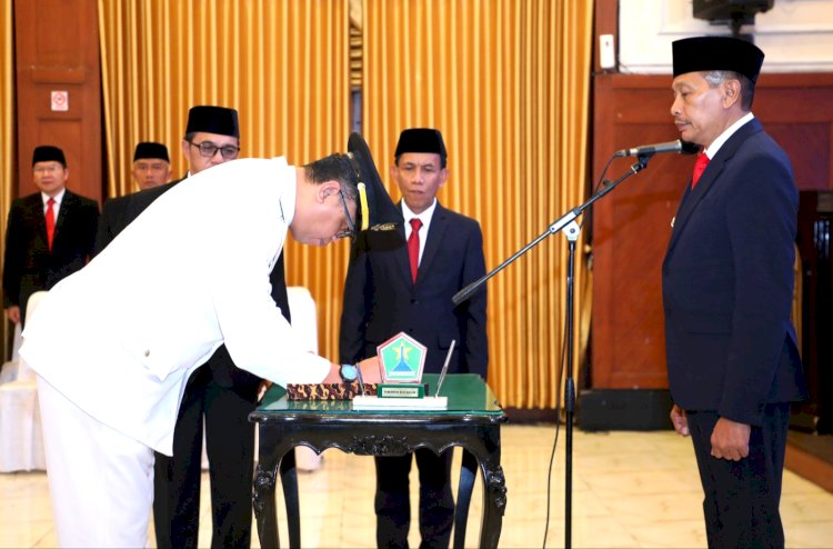 Pj Wali Kota Malang, Dr. Ir. Wahyu Hidayat, MM (kanan) saat melantik pejabat baru di Lingkungan Pemkot Malang/Ist