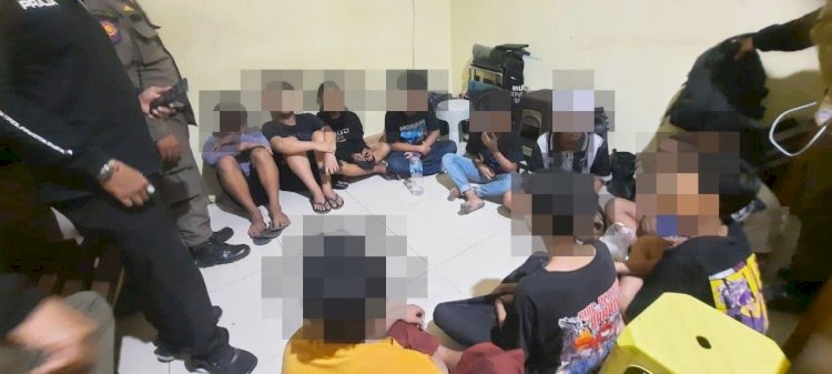 Teks foto: Satpol PP Surabaya menjaring anak-anak di bawah umur, yang melakukan aksi balap liar/ist