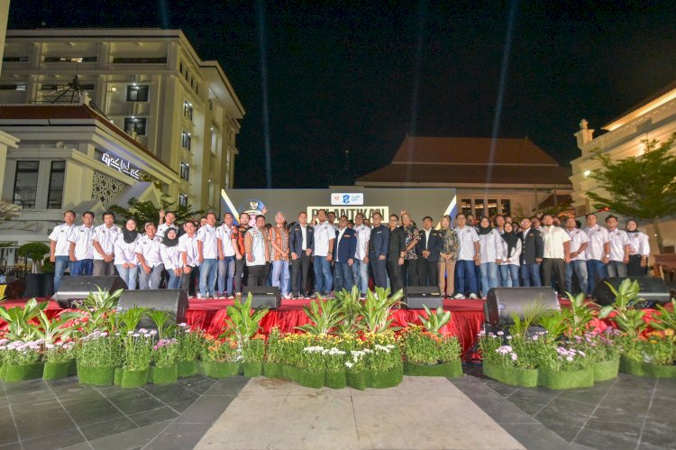 Teks foto: Wali Kota Eri melantik  pengurus Karang Taruna Kota Surabaya periode 2024-2029 di Balai Pemuda/RMOLJatim
