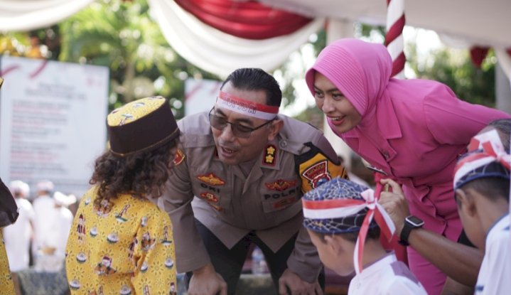 AKBP Oki Ahadian bersama anak yatim di Mapolres Probolinggo Kota/RMOLJatim