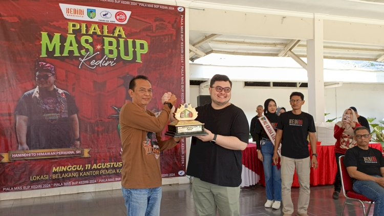 Bupati Kediri saat membuka lomba burung berkicau