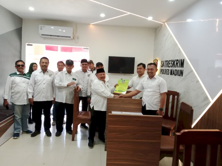 Ketua Pengurus Dewan Pimpinan Cabang (DPC) Partai Kebangkitan Bangsa (PKB) Kabupaten Madiun, H Muhtarom beserta rombongan saat melaporkan ke Polres Madiun/RMOLJatim