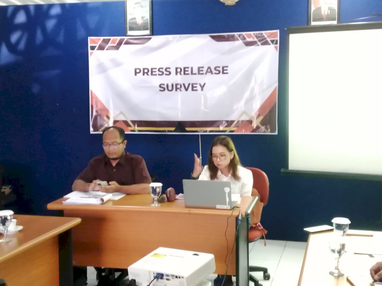 Direktur WE Institut Sugeng Siswanto ( kiri) saat release hasil survei/RMOLJatim