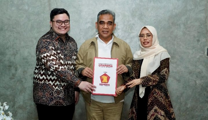 Hanindhito Himawan Pramana dan Dewi Mariya Ulfa saat menerima SK Rekomendasi dari Sekjend Gerindra Ahmad Muzani/Ist
