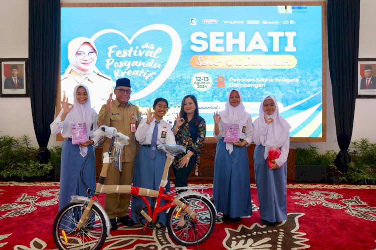 Tasya Kamila Bersama Sekda Banyuwangi Mujiono dan peserta bincang sehat di Pendopo Sabha Swagata/Humas Pemkab Bwi