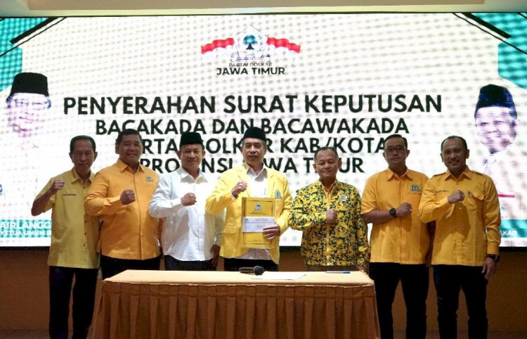 Ketua DPD Partai Golkar Jatim, Mohammad Sarmuji saat menyerahkan rekomendasi kepada Hari Wuryanto-Purnomo Hadi sebagai bakal calon bupati-wakil bupati Madiun pada Pilkada 2024/Ist