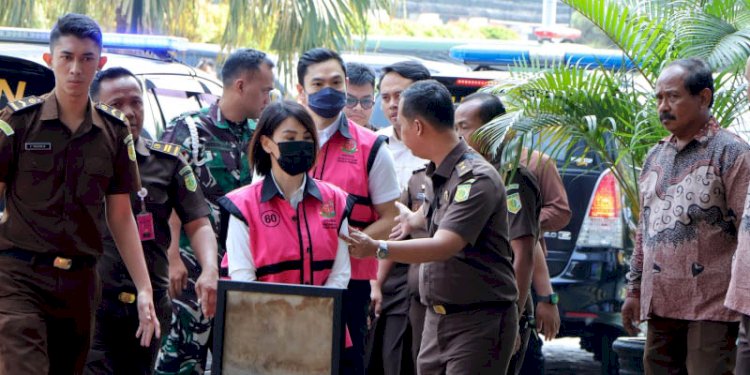 Tersangka Harvey Moeis dan Helena Lim beserta barang bukti saat dilimpahkan ke Kejaksaan Negeri Jakarta Selatan/Istimewa