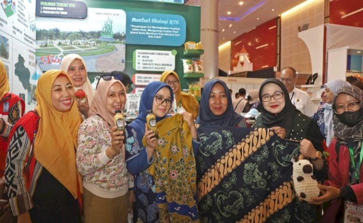 Rini Indriyani melihat pameran di Surabaya Great Expo 2024/ist