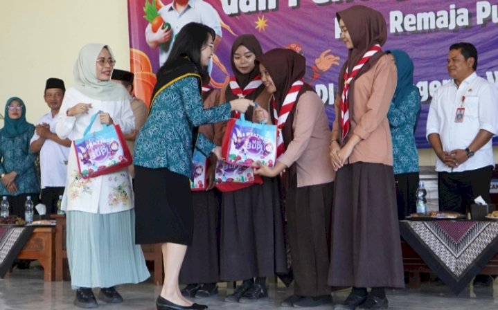 Bunda Generasi Berencana (Genre) Kabupaten Kediri Eriani Annisa Hanindhito menghadiri sosialisasi edukasi gizi