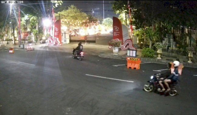 CCTV merekam aksi kawanan begal saat akan menggasak motor petugas kebersihan penyandang disabilitas/ist