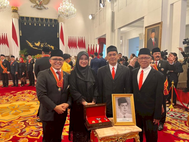 Putra sulung KH Ali Mansur, KH Ahmad Syakir Ali dan putra bungsunya, Gus Saiful Islam menerima penghargaan atas karya ayahandanya menciptakan Selawat Badar dari Presiden Jokowi didampingi Bupati Ipuk dan Menpan RB, Azwar Anas/ist