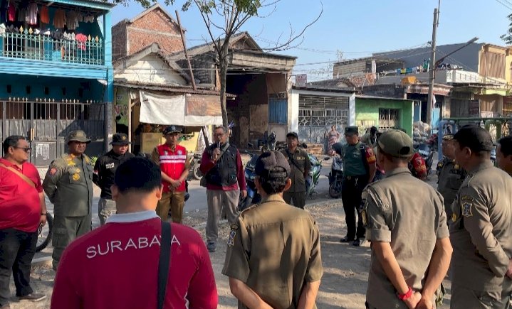 Penertiban usaha barang bekas yang berada di sisi barat bantaran Sungai Kali Tebu, Kecamatan Kenjeran, Surabaya/RMOLJatim
