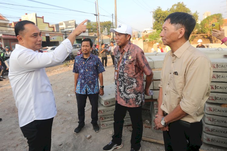 Wali Kota Eri tinjau proses pengerjaan proyek pelebaran jalan Raya Menganti/RMOLJatim