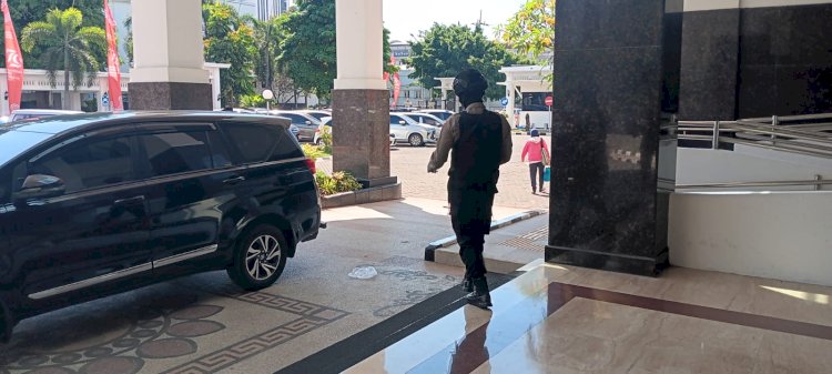 Brimob Polda Jatim menjaga mobil KPK di Pemprov Jatim 