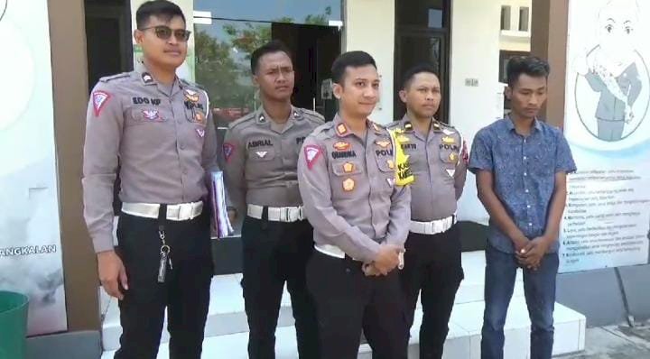 Dwi Bakti Selino, sopir truk asal Pamekasan di Mapolres Bangkalan