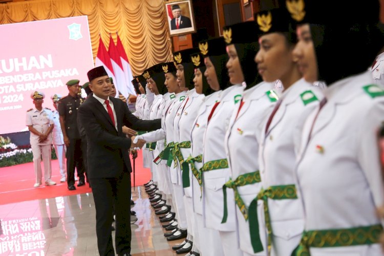 Wali Kota Eri saat memberi ucapan kepada anggota Paskibraka Surabaya 2024/RMOLJatim