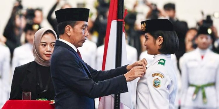 Jokowi sematkan pin komando pada petugas paskibraka/Net