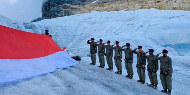 Personel Satgas Ops Damai Cartenz-2024, Satgas Amole, dan Anggota Brimob Batalyon B Pelopor berhasil mengibarkan Merah Putih di puncak Gunung Cartensz/Ist
